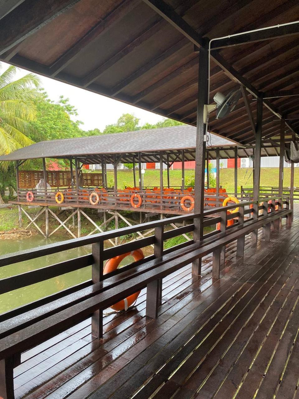 Putra Sentosa Retreat Camp, Sematan Hotell Exteriör bild