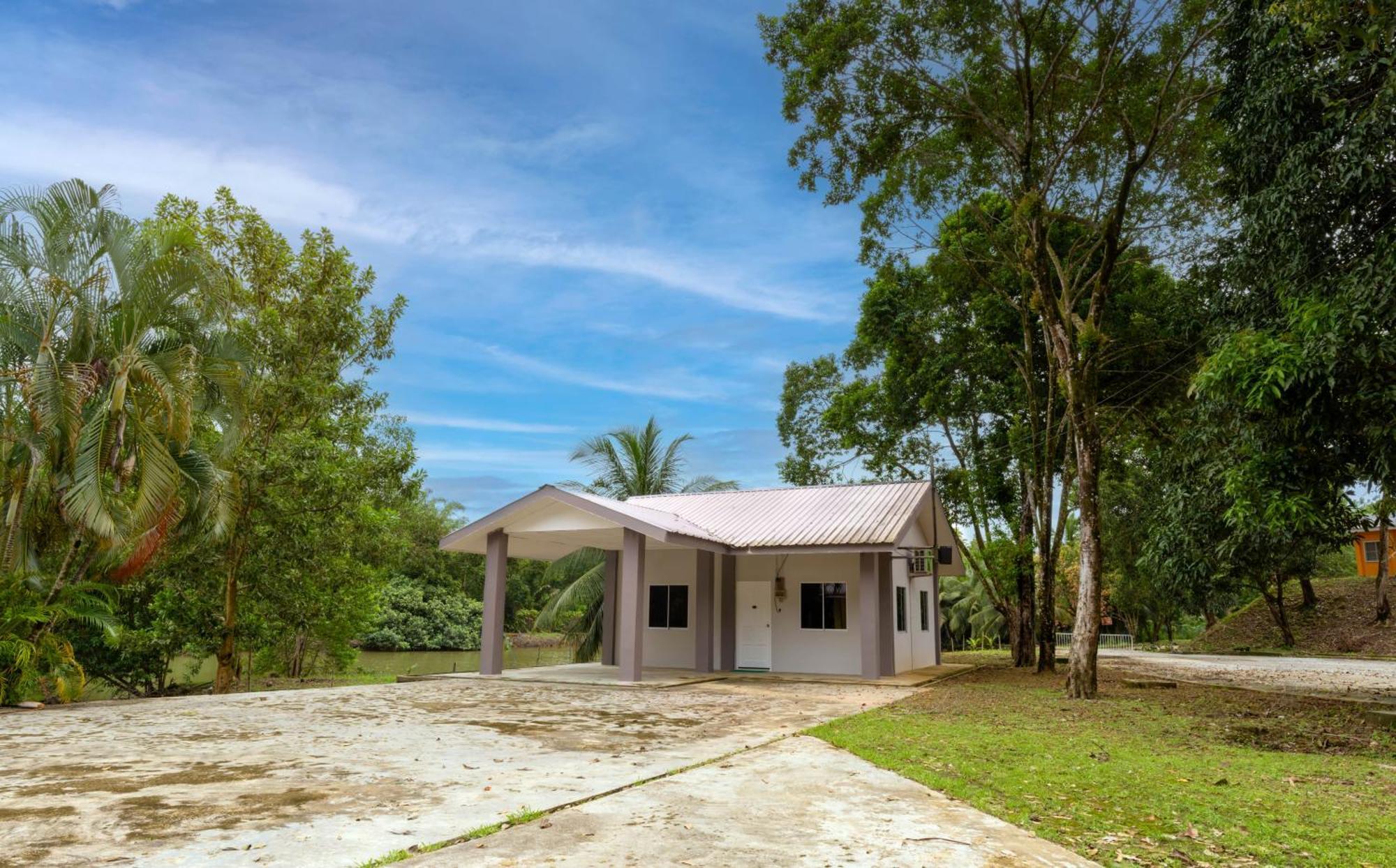 Putra Sentosa Retreat Camp, Sematan Hotell Exteriör bild